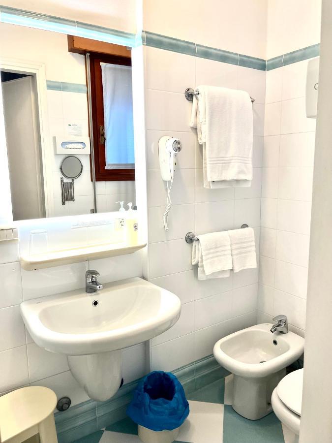 Small Double Room,913217740:JPEG